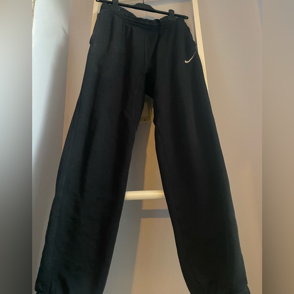 Black Nike Hoodie and sweatpants - Picture 4 of 7